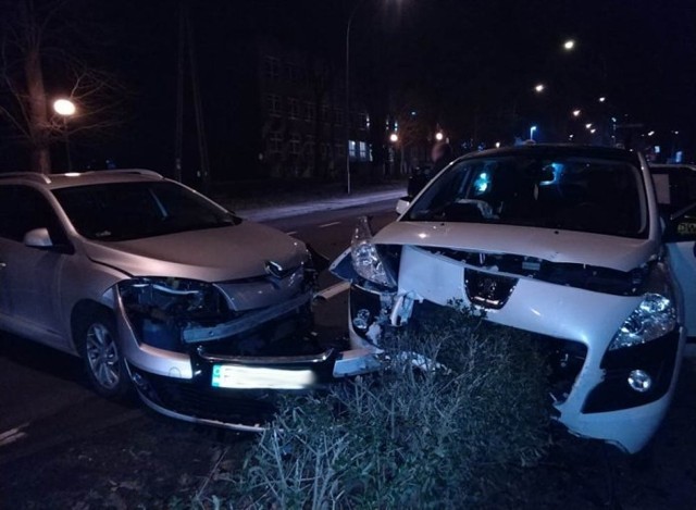 Do zdarzenia doszło w poniedziałek 28 stycznia na ul. Botanicznej w Zielonej Górze. Pisaliśmy o tym.Dziś (we wtorek 29 stycznia) zadzwonił do naszej redakcji Czytelnik. - Wiem, że sprawcą kolizji był policjant z Zielonej Góry. Był nietrzeźwy i miał blisko 2 promile. Dzwonię do redakcji, ponieważ chcę, by ten mężczyzna został ukarany. On nie może być policjantem! - mówił nam przez telefon Czytelnik, który prosił nas o anonimowość.WIDEO: Kierowca taksówki wjechał an skrzyżowanie na czerwonym świetle. Doszło do zderzeniaAby potwierdzić te informacje skontaktowaliśmy się z zespołem prasowym lubuskiej policji. - Potwierdzam tę informację. W zdarzeniu brał udział zielonogórski policjant z 9-letnim stażem pracy. To był jego czas wolny od służby, przebywał akurat na urlopie. Jak się okazało miał blisko 2 promile alkoholu w organizmie - mówi rzecznik lubuskiej policji, nadkom. Marcin Maludy.Nietrzeźwy policjant poniesie surowe konsekwencje swojego czynu. - Z pewnością już nigdy nie założy munduru - mówi stanowczo nadkom. Maludy. Recznik lubuskiej policji wyjaśnia, że w tej sprawie od razu wszczęto postępowanie administracyjne. - Zasady służby są ściśle określone. Ten policjant obecnie jest zawieszony, ale ostatecznie zostanie wydalony z szeregów policji. To jest pewne - podkreśla nadkom. Maludy.W takich sytuacjach, kiedy to policjant np. w stanie nietrzeźwym prowadzi pojazd zostaje ukarny dwa razy: karnie oraz dyscyplinarnie. Taka jest zasada: nie ma możliwości, by sprawca takiego zdarzenia mógł dalej pełnić służbę.WIDEO:  Napad na właściciela kantoru. Na czerwonym świetle złodziej zabrał torbę z 350 tys. zł. Po pościgu zatrzymali go policjanci.- To był pierwszy taki przypadek w tym roku i mam nadzieję, że ostatni. Zaznaczę również, że przez ostatnie dwa lata w lubuskiej policji nie były podobnego incydentu - podkreśla rzecznik lubuskich policjantów.Policjant stanie przed sądem. Grozi mu kara do 2 lat więzienia, grzywna nie niższa niż 5 tys. zł i zakaz prowadzenia nawet na 15 lat.