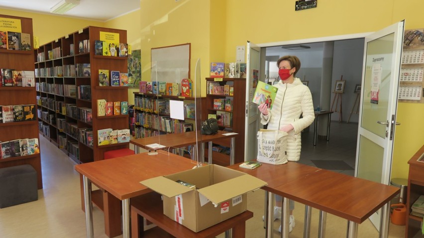 Biblioteka w Kobylnicy już otwarta. Pierwszego dnia przyszła rekordowa liczba czytelników 