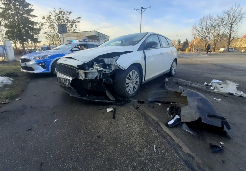 Wypadek na Karmelkowej. Kierowca wymusił pierwszeństwo przejazdu (ZDJĘCIA)