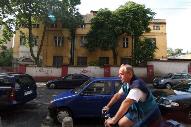 Od czasu, gdy budynek odzyskali jego dawni właściciele, popada w ruinę