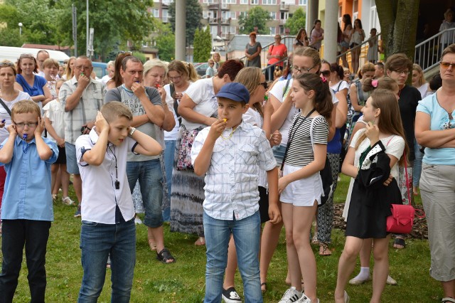 Protestujący wyszli z uroczystości zakończenia roku szkolnego i gwizdami poparli protest, domagając się przywrócenia dyrektora