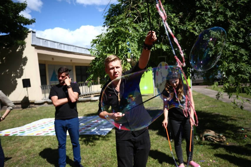 Piknik koło Biblioteki Miejskiej w Słupsku.