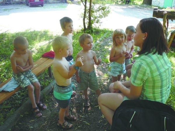 Na zdjęciu z dziećmi jest Sara Szendler, która czasami odwiedza Dom Dziecka i bawi się z maluchami