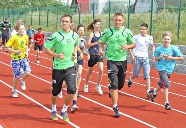 Wraz z uczniami przed nałogami uciekali piłkarze Górnika Polkowice. Na zdjęciu Kamil Wacławczyk (z lewej), a obok niego Mateusz Piątkowski.