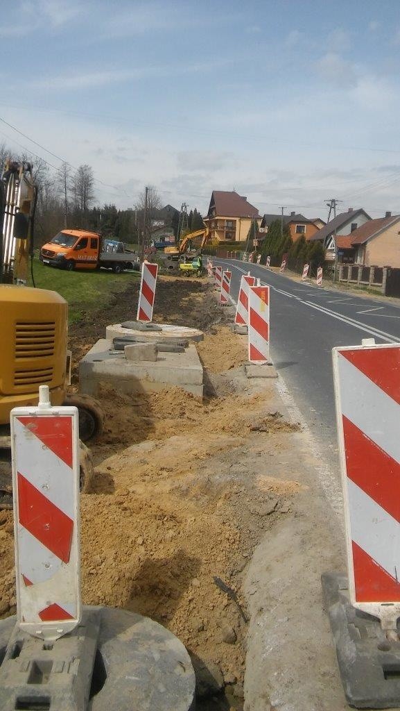 Jaśkowice. Budują chodnik przy drodze krajowej. Są utrudnienia i możliwy ruch wahadłowy