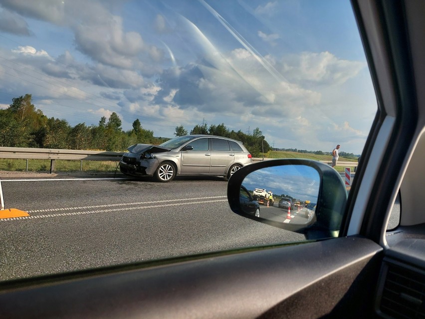 Dwie kolizje na S19. W Nienadówce najpierw zderzyły się 4 samochody, a później jeszcze dwa [ZDJĘCIA]