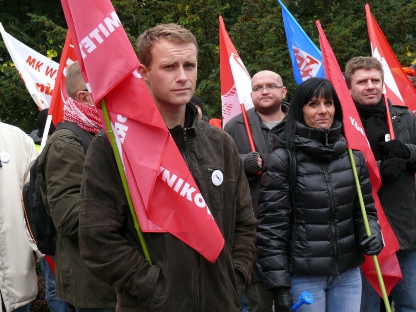Manifestacja związkowców w Bełchatowie: przeciwko polityce rządu i bezrobociu [ZDJĘCIA]