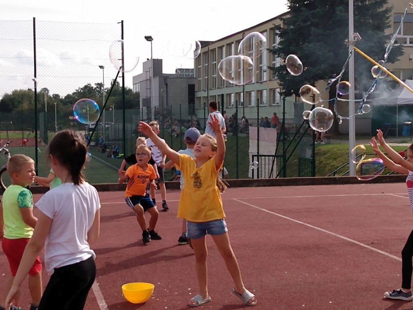 Piknik sportowy w Baćkowicach. Bawiły się całe rodziny, przyjechali zawodnicy z innych gmin [ZDJĘCIA]