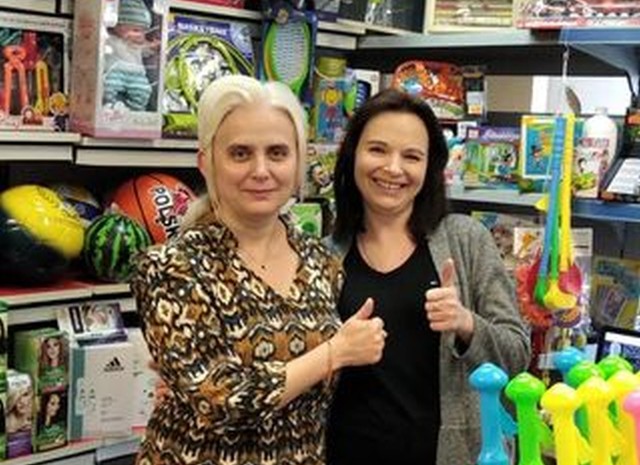 Marta Kobiałka, właścicielka sklepu roku (z prawej) ze swoją pracownicą cieszą się ze zdobytego tytułu.