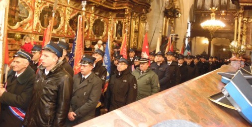 Strażacy pod sztandarami na mszy w kolegiacie w Skalbmierzu.