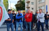 Sadownicy z powiatu grójeckiego protestowali w Warszawie przed siedzibą Jeronimo Martins, właściciela sieci Biedronka