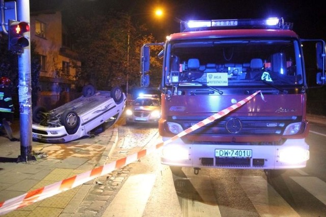 Wypadek na Kochanowskiego we Wrocławiu. Dachował peugeot, 05.10.2015