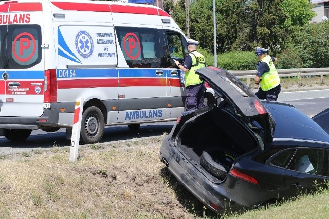 Zgłoszenie o wypadku brzmiało bardzo poważnie, bo kobieta siedząca w aucie nie ruszała się i nie wychodziła z pojazdu. Na miejsce wezwano strażaków, policję i pogotowie ratunkowe.