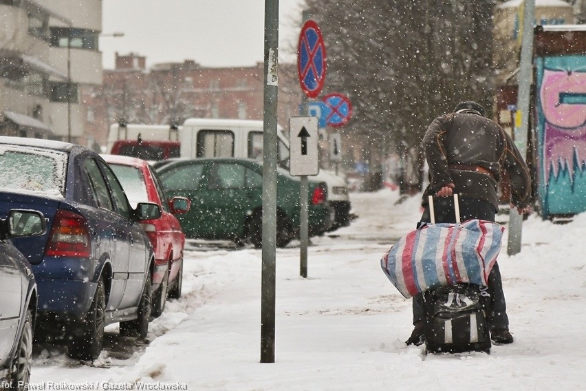 Atak zimy we Wrocławiu. Zasypane osiedla, ulice jak lodowisko