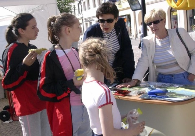 Największym zainteresowaniem czeskich dzieci cieszyły się plakaty z opolskimi gorylami, rozdawane przez pracownice miejskiego wydziału promocji Anetę Czarnecką (z lewej) oraz Bożenę Kuleszę-Knapik.