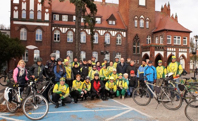 Kilkudziesięciu turystów wzięło udział w "Rajdzie rowerowym po najpiękniejszych miejscach Inowrocławia". Imprezę zorganizował Oddział PTTK w Inowrocławiu i działający przy nim Klub Turystyki Rowerowej "Kujawiak". Rajd rozpoczął się na parkingu pod ratuszem. Honorowym starterem był Wojciech Piniewski, zastępca prezydenta Inowrocławia. O najciekawszych miejscach na trasie wycieczki opowiadał Edmund Mikołajczak, historyk, Honorowy Obywatel Miasta Inowrocławia, a przede wszystkim turysta, a właściwie podróżnik rowerowy.