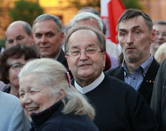 W sklepie internetowym Fundacji Lux Veritatis prowadzonej przez o. Tadeusza Rydzyka pojawiają się nowe towary. Można w nim znaleźć pomysły na prezenty - dla maluszków, przedszkolaków, nastolatków, seniorów czy kapłanów. Na ślub, chrzest i Komunię św. Obecnie w ofercie księgarni internetowej ojca Rydzyka znajdziemy m.in. telefony, dekodery, płyty CD i DVD, gry, klocki i bransoletki-różańce.W ofercie internetowej księgarni fundacji Lux Veritatis należącej do Tadeusza Rydzyka znajdziemy dewocjonalia, biografie świętych, ale również ozdoby, książki kucharskie czy gry komputerowe dla dzieci.Co jeszcze można kupić w sklepie internetowym Tadeusza Rydzyka? Jakie są ceny? Zobaczcie na kolejnych slajdach >>>