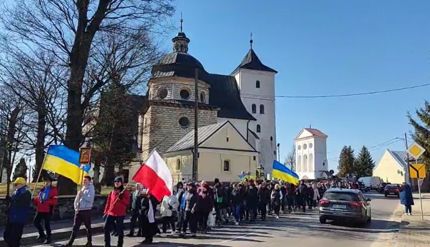 Staszowianie wyruszyli na pielgrzymkę sprzed kościoła...