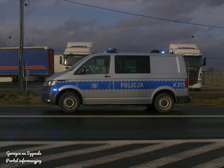 W Gorzycach na drodze krajowej 77 zderzyły się dwa samochody. Ratownicy udzielili pomocy poszkodowanym