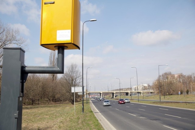 Na kolejnych zdjęciach prezentujemy, gdzie najczęściej kierowcy na drogach w regionie radomskim dostają mandaty za przekraczanie prędkości. Lokalizacje prezentujemy w kolejności od najmniejszej do największej liczby wykroczeń.>>>SPRAWDŹ NA KOLEJNYCH SLAJDACH