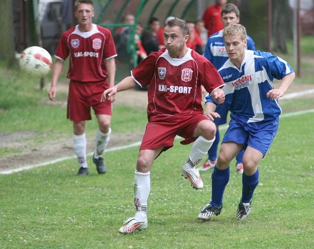 Piłkarze Sokoła (z prawej Tomasz Szewc) przegrali u siebie wysoko z Resovią Rzeszów.