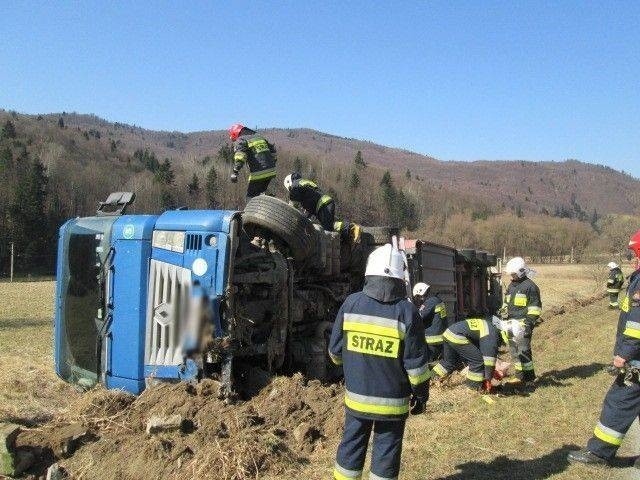 Leluchów. Ciężarówka wywróciła się na drodze do granicy