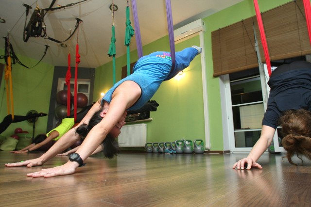 W czasie zajęć aerial pilatesu w Studio Ruchu Mięta w Kielcach.