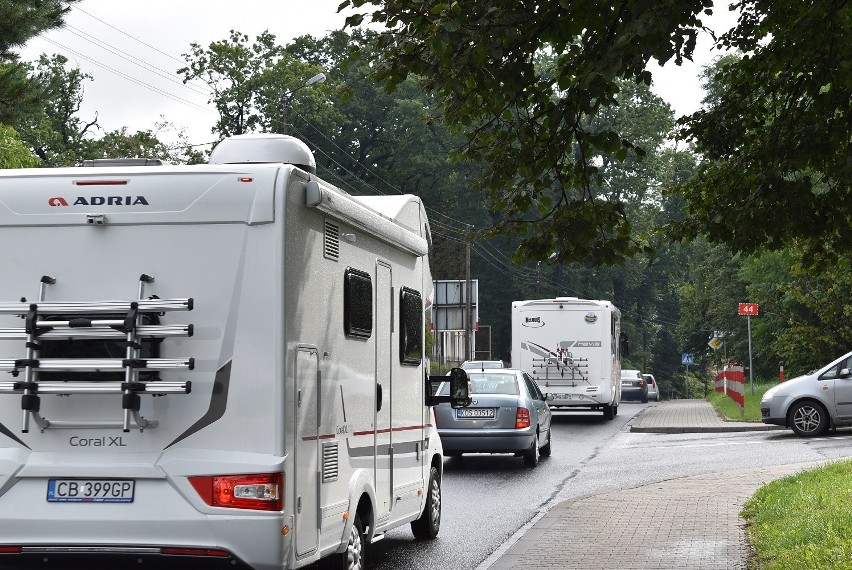 Zbliża się armagedon na drogach w Zatorze i okolicy. W długi weekend znów będą kilometrowe korki na dojazdach do parków rozrywki [ZDJĘCIA]