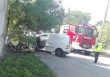 Wypadek w Dąbrowie Górniczej: kierowca volkswagena w Ząbkowicach uderzył w drzewo. Mężczyzna w ciężkim stanie trafił do szpitala 