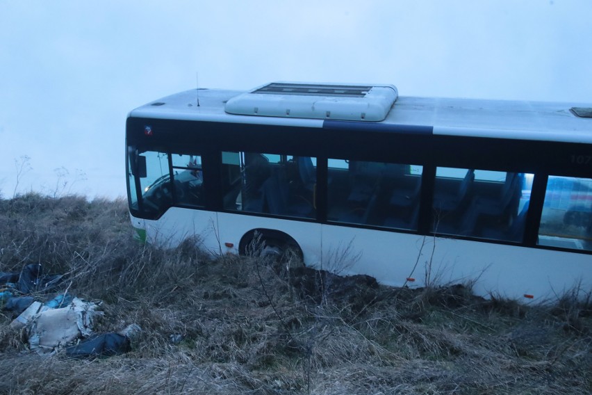 Autobus miejski w rowie. Nie ma osób poszkodowanych 