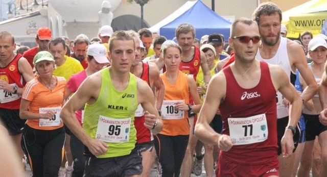 Bracia Marcin (nr 95) i Adrian (nr 77) Błazińscy na starcie I Półmaratonu Opolskiego.