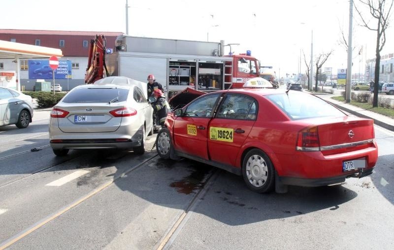 Wypadek na Krakowskiej, taksówka zderzyła się z fordem