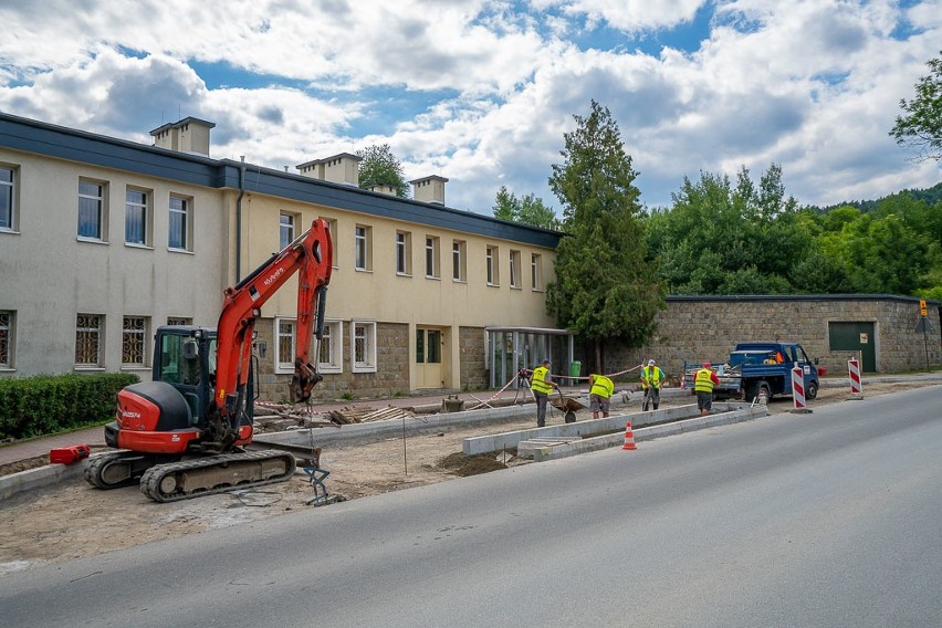 Krynica-Zdrój. Są opóźnienia przy budowie rond, ale kuracjuszom to nie przeszkadza 