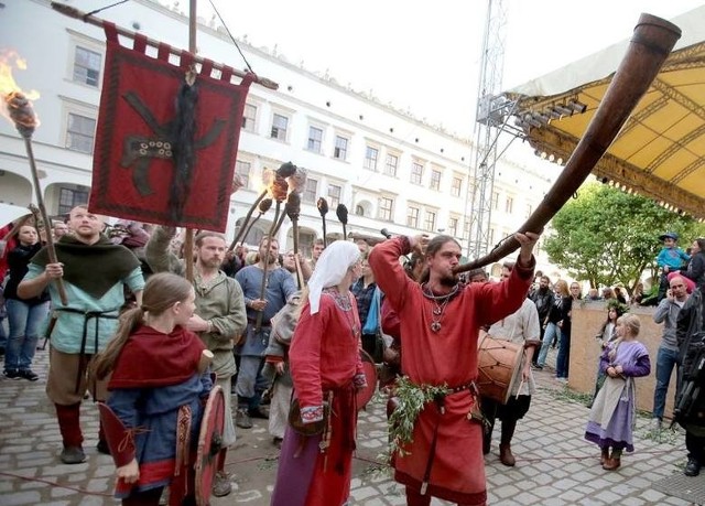 Noc Kupały - tradycje świętojańskie. Wojownicy, średniowieczne osady, wianki na OdrzeOsada historyczna, obóz wojów i stanowiska rzemieślnicze, muzyka na żywo, obrzędy, pokazy walk, konkursy i zabawy, legendy pomorskie - to wszystko czeka nas podczas Nocy Kupały.program:22 czerwca, sobota14 - Prezentacja dawnych rzemiosł14.30 - Legendy związane z zamkiem, Gryfem oraz dziejami Księstwa Pomorskiego15.15 - Koncert zespołu Spielleute Eygenart16 - Pokaz obrzędów przesilenia letniego, krzesanie „żywego ognia” za pomocą świdra                    ogniowego (DGT)17 -  Tematyczne oprowadzanie po zamkowych dziedzińcach w kontekście historycznym17.45 - Koncert zespołu śpiewaczego Łada18.15 - Pokaz walk wojów19 -  Konkurs na najpiękniejszy wianek19.30  - Przemarsz nad Odrę i spławianie wianków przy muzyce zespołów20.15  - Koncert Joanny Lacher21.00 - Pokaz walk wojów21.45 -  Koncert Kupalski Ogień22.30 - Koncert zespołu PercivalImprezy towarzyszące:12 - Rajd Kupały (opracowanie trasy i prowadzenie - gawędziarz Mirosław Wacewicz). Start godz. 12 Szczecin ul. Grochowa (przystanek autobusowy 58,59).  Meta na Zamku Książąt Pomorskich.14 - 19 - Stoisko edukacji historycznej, Dziedziniec Zamku16.45  - Promocja książki Wojownicy Słowian. Drużyny i bitwy na lądzie i morzu. W planach jest spotkanie z autorem Igorem Górewiczem, Kino Zamek.23 czerwca,  niedziela12 - „Całkiem niedawno, czyli mroki średniowiecza” - spektakl dla dorosłych i dla                            dzieci  - Teatr Rozrywki Trójkąt z Zielonej Góry13 -Prezentacja dawnych rzemiosł i konkursy13.30 - Pokaz walk wojów14.15 -  Droga Wojownika - konkursy w osadzie15 - Koncert zespołu śpiewaczego Łada15.30 - Tematyczne oprowadzanie po zamkowych dziedzińcach w kontekście historycznym16 - Legendy związane z zamkiem, Gryfem oraz dziejami Księstwa Pomorskiego16.15  - koncert zespołu Spielleute Eygenart