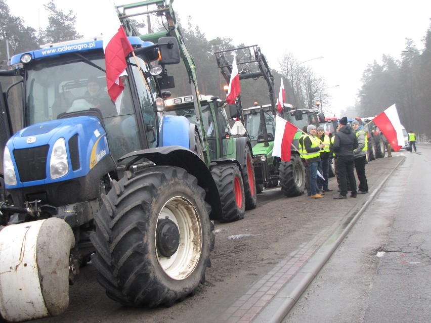Protestujący ustawili maszyny rolnicze i stoją na drogach z...