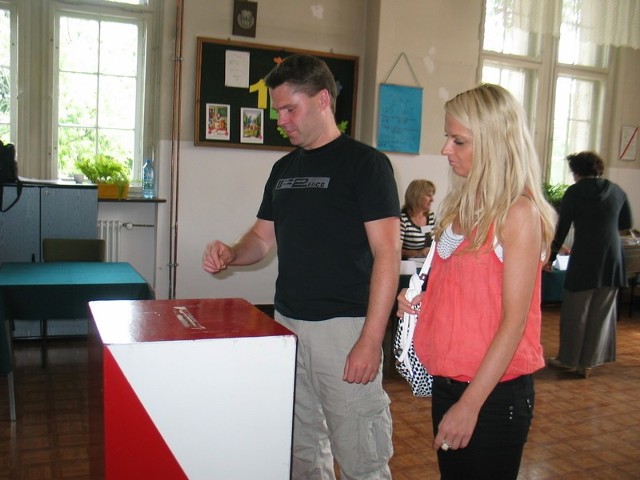 Marcin Bincewicz przyszedł głosować ze swoją partnerką Małgorzatą Wietrzyk.