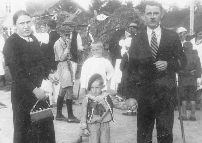 Zenon Sroka z rodzicami Janem i Janiną w Starym Samborze.