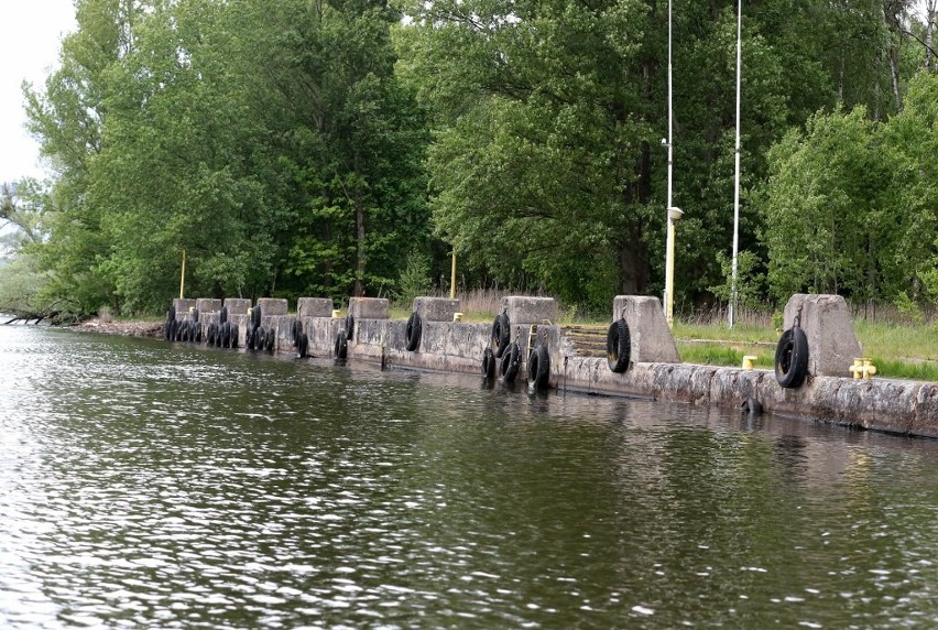 Plaża Mieleńska. Z dawnej świetności zostały śmieci