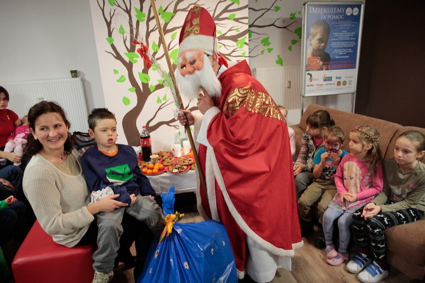 Mikołaj w Hospicjum Domowym dla Dzieci w Opolu.