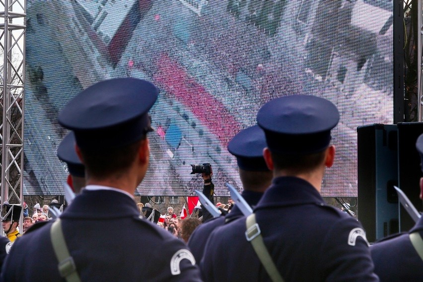 Radosna Parada Niepodległości przeszła przez Wrocław [ZDJĘCIA]