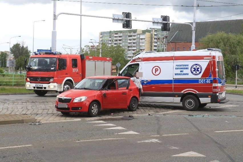 Wrocław: Wypadek przy moście Osobowickim (ZDJĘCIA)