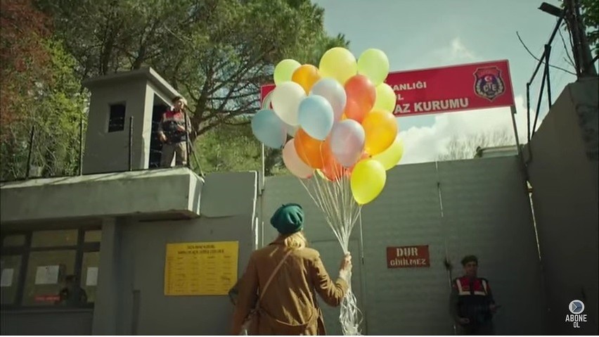 Selin przychodzi pod więzienie z balonami.