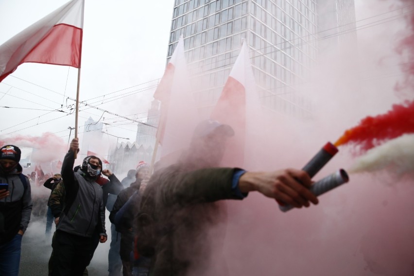 Marsz Niepodległości 2020. Awantura na rondzie de Gaulle'a w Warszawie. "Grupy chuliganów zaatakowały policjantów" ZDJĘCIA