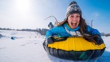 7 nietypowych sportów i zabaw na zimę dla dzieci i dorosłych. Narty do fruwania, pontony śniegowe, żaglówki lodowe i „tłuste rowery”