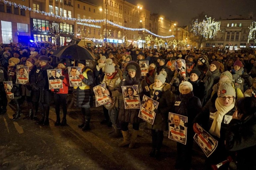 Czarny protest kontra "Poznań dla życia" na placu Wolności. Nie obyło się bez incydentów [ZDJĘCIA]