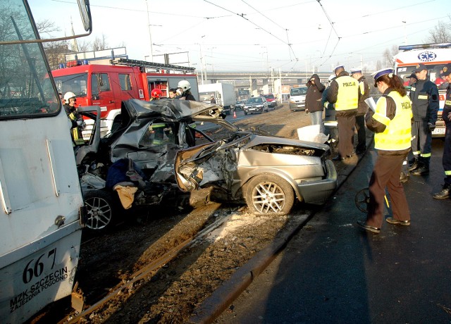 Zniszczenia auta pozwalają domyślać się, że volkswagen musiał jechać bardzo szybko. Faktyczną prędkość ustali biegły.