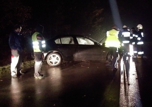 W wypadku w Kolonii Gębarzów obrażeń ciała doznał i został odwieziony do szpitala 23 - letni kierowca  samochodu bmw.