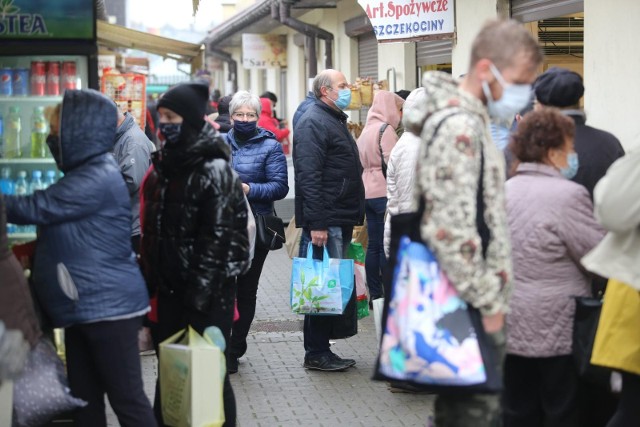 Podczas pandemii warto nosić maseczki nawet na otwartej przestrzeni, zwłaszcza w miejscach zatłoczonych