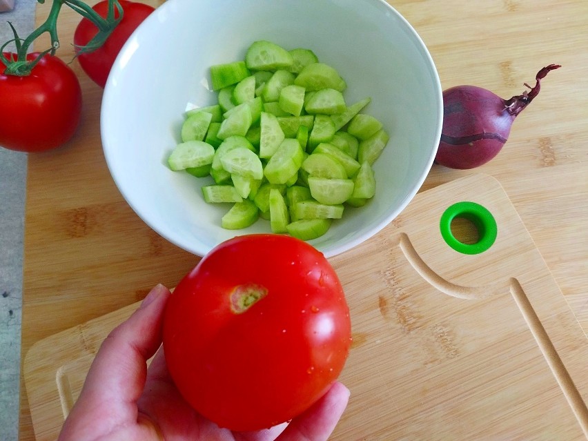 Jeśli wolisz, możesz obrać pomidora ze skórki. Wystarczy go...