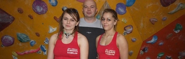 Aleksandra Rudzińska (z prawej) i Patrycja Chudziak razem z Grzegorzem Gajaszkiem, trenerem Pol-Inowex Skarpa Lublin